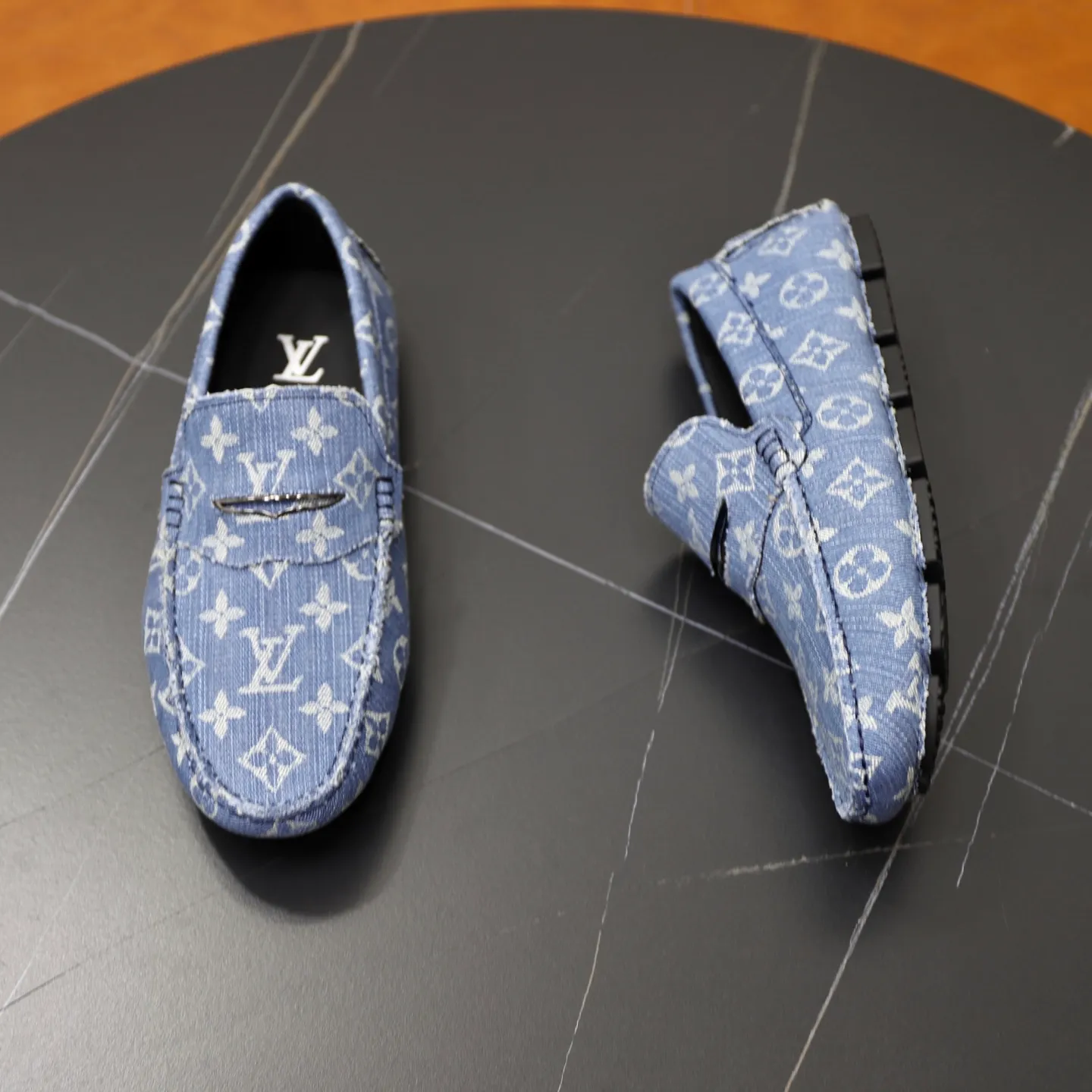 Ex-factory price: 480💰【LV】Louis Vuitton ⚠️High-end men’s driving and pedal series ⚠️38-44 (customized for 45) ⚠️All original cowhide leather! Thick and soft! Made entirely of calfskin lining! Rubber sheet anti-slip beanie sole! Three-dimensional package technology! Fashionable and classic! Handicrafts! Original high quality! Feel free to compare!